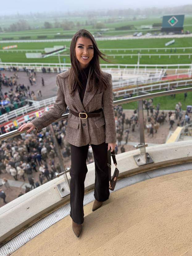 FOTO Zbog fatalne ljepotice je premierligaš dobio nove fanove