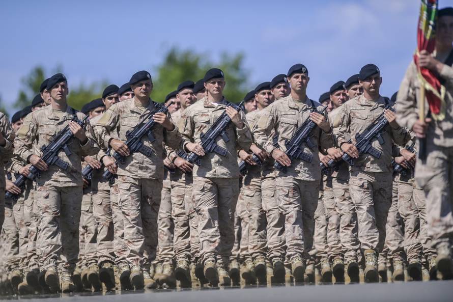 Velika Gorica: Uvježbavanje pješačkih postroja Hrvatske vojske za svečani vojni mimohod