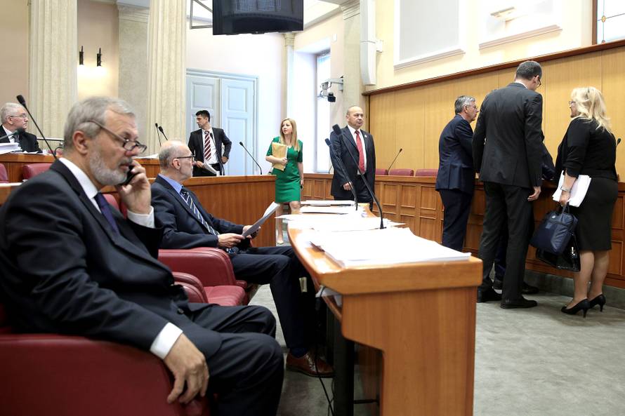 Pala Vlada: Oreškoviću sa 125 glasova izglasali nepovjerenje