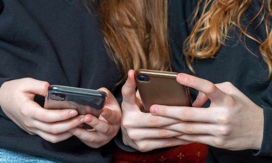 U Engleskoj planiraju zabraniti korištenje mobitela u školama: 'Odvraćaju pažnju od učenja...'