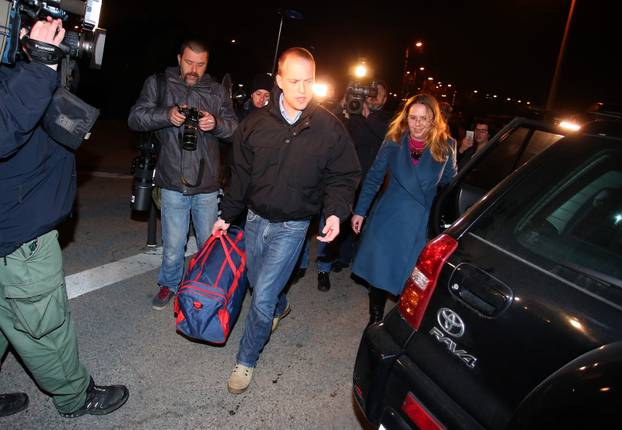 FOTO Suze, poljupci i - očaj na licu. Ovako su političari ulazili i odlazili iz zatvora u Remetincu