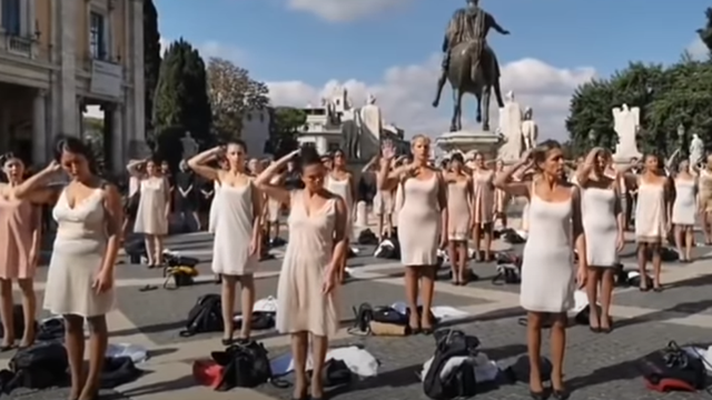 VIDEO Stjuardese u Rimu izvele protestni performans: Skinule svoje uniforme i stajale u tišini