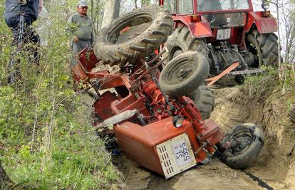Traktor 'poklopio' vozača koji je u nesreći tek lakše ozlijeđen