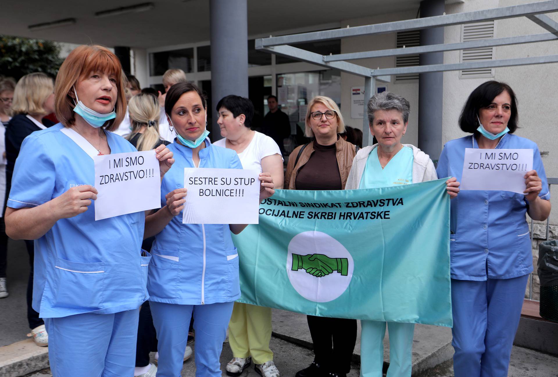 Ispred KBC Split održan prosvjed medicinskih sestara i medicinskih tehničara