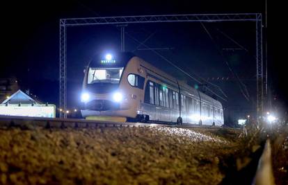 Vlak udario u vozilo kod Zlatar Bistrice, ozlijeđen vozač (27)
