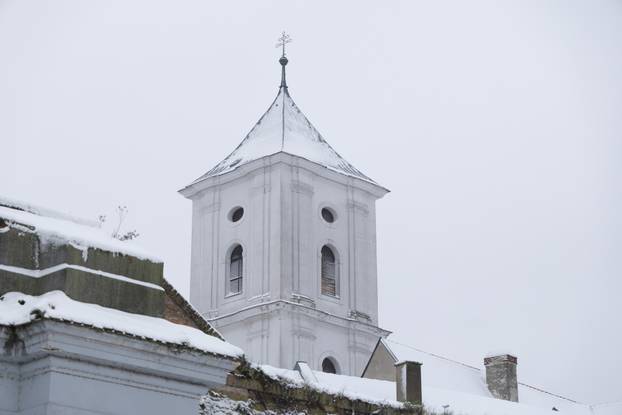 Osijek: Snijeg nastavlja pokrivati grad bijelim pokriva&ccaron;em