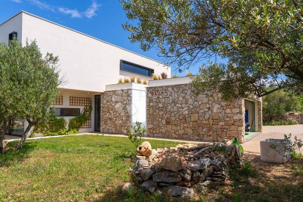 FOTO Nikad viđeno! Prodaje se vila na Šolti. Stoljetna maslina vam raste kraj kauča. Evo cijene