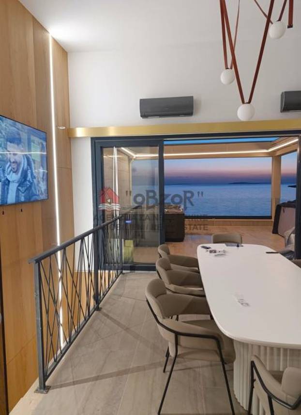 FOTO Ekskluziva! Prodaje se penthouse prvi red do mora, dvije etaže su povezane liftom