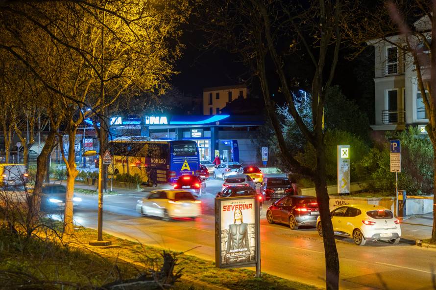 Pula: Automobili na benzinskim pumpama uoči sutrašnjeg poskupljenja benzina