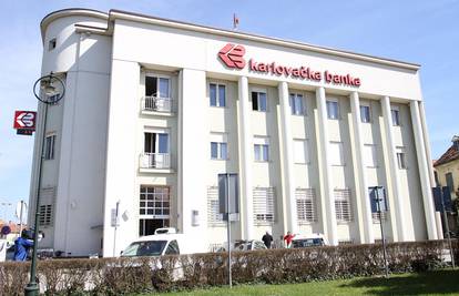 Pljačka u Karlovačkoj banci: S maskom na glavi izvadio pištolj