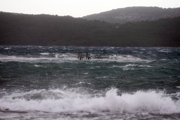 Šibenik: Jako jugo i plima poplavili Jadriju 