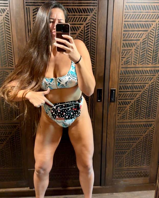 FOTO Pa ona živi u oblacima!   Visoka Amerikanka zbog visine je teško pronalazila ljubav...