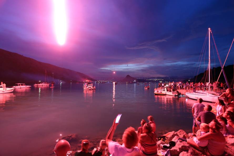 Pogledajte spektakl Armade za Oluju! Obasjali cijeli Krčki most