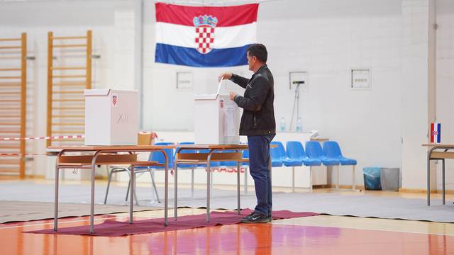 Registrirani birači iz BiH sa državljanstvom Hrvatske na biralištu u Orašju