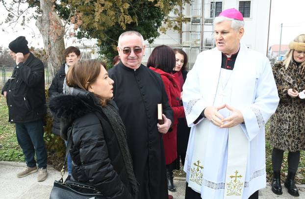 Sisak: Sisački biskup Vlado Kosić blagoslovio je župnu kuću, danas čuvaonicu župe sv. Marije Magdalene u Selima
