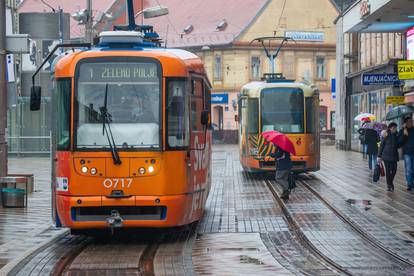 Prohladno i kišno vrijeme u Osijeku 'zatvorilo' ljude u kuću