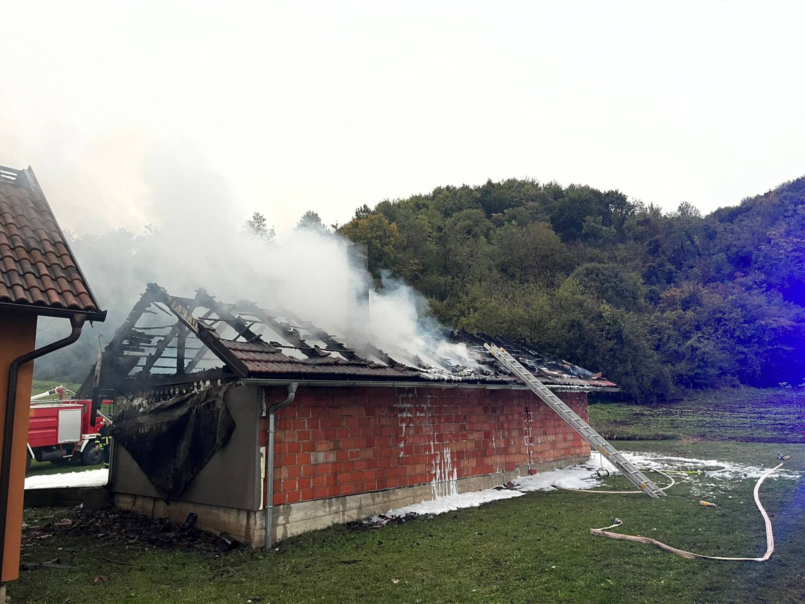 VIDEO Buktinja u Požegi: Vatra zahvatila garažu, kotlovnicu i drvarnicu, oštećena je i kuća