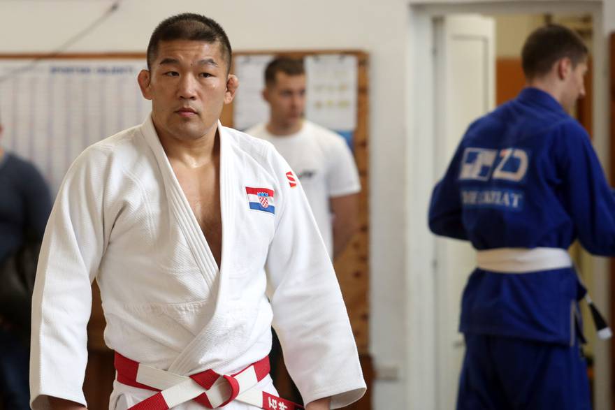 Satoshi Ishii trenira