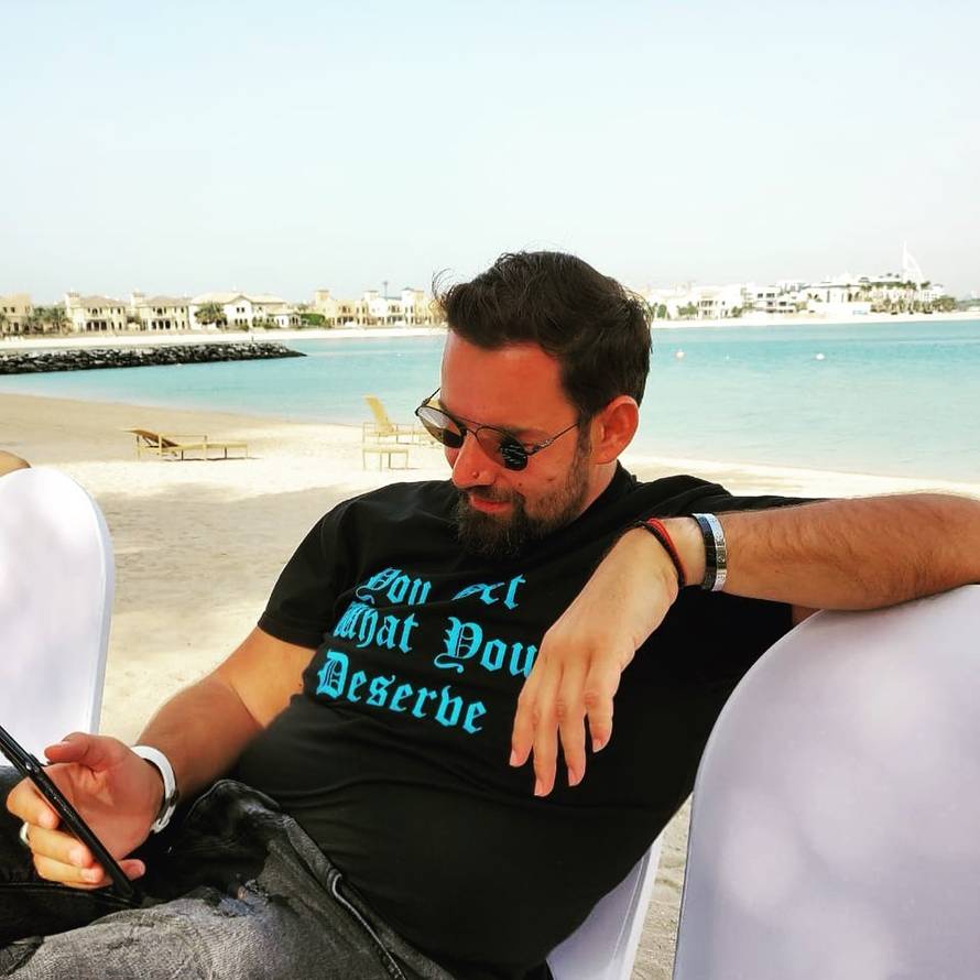 Smršavio i pustio bradu: Bivši Karleušin muž neprepoznatljiv