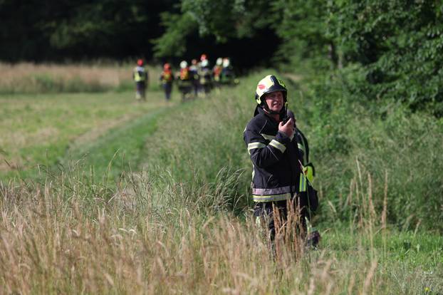 Zagreb: U šumi kraj Kerestinca srušio se manji zrakoplov