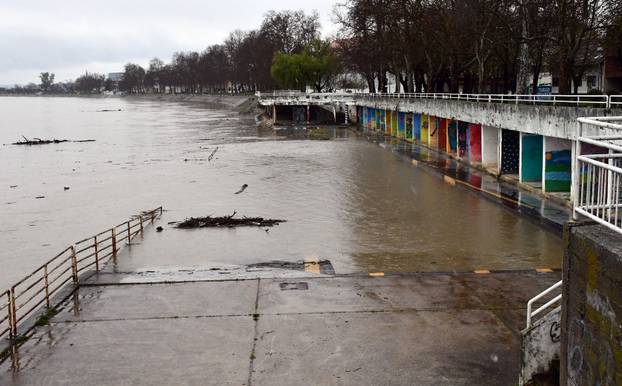Slavonski Brod: Zbog obilnih kiša naglo raste vodostaj Save