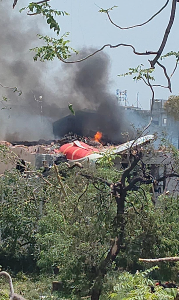 Stravične fotografije s mjesta pada Boeinga u Indiji, brojni vatrogasci bore se s požarima