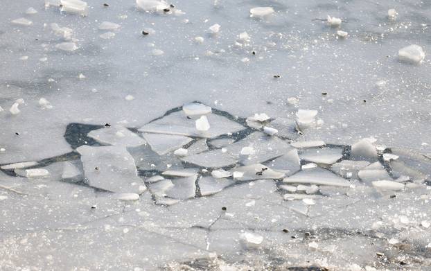 Zagreb: Sunčani ali prohladni dan na jezeru Jarun