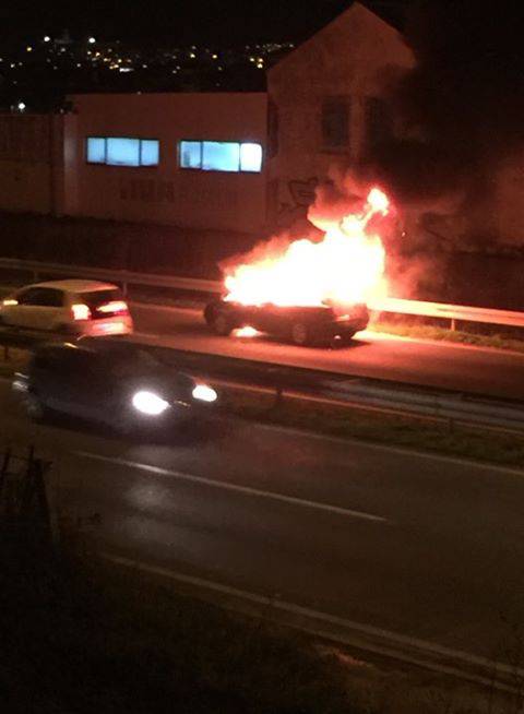 Zapalio se auto na brzoj cesti kod Solina, nema ozlijeđenih
