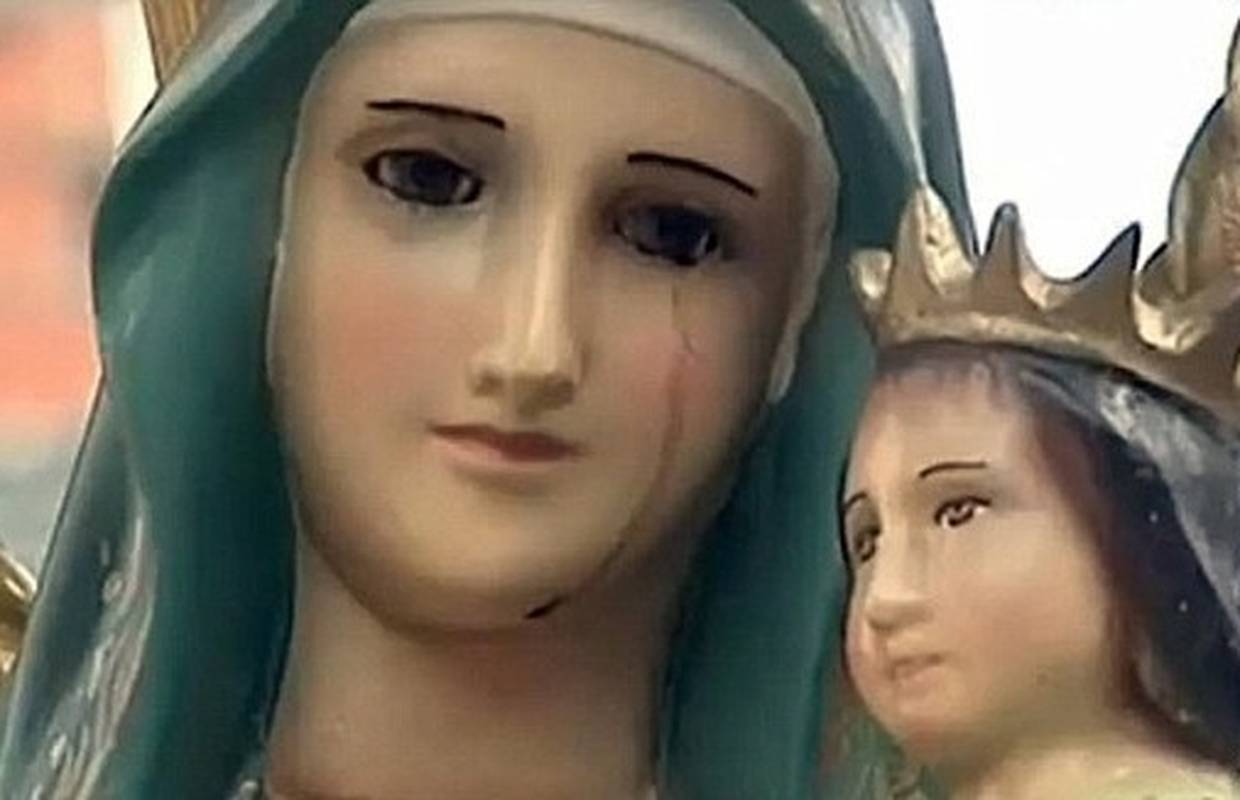 Čudo ili...? Vjernici hrle kako bi vidjeli krvavu suzu Bogorodice