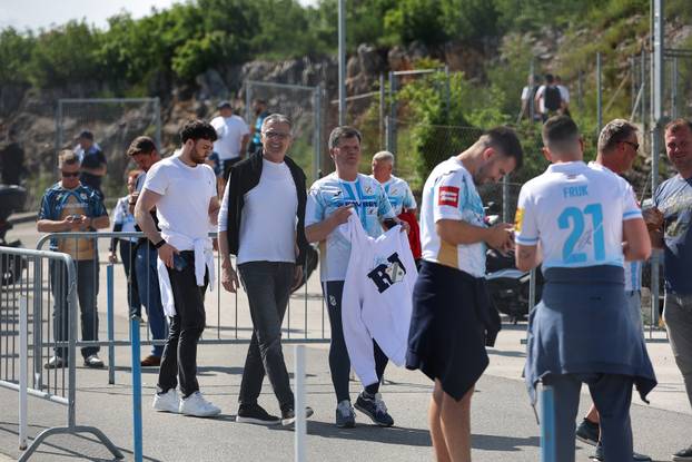 Rijeka: Navijači se okupljaju uoči utakmice Rijeka - Belupo