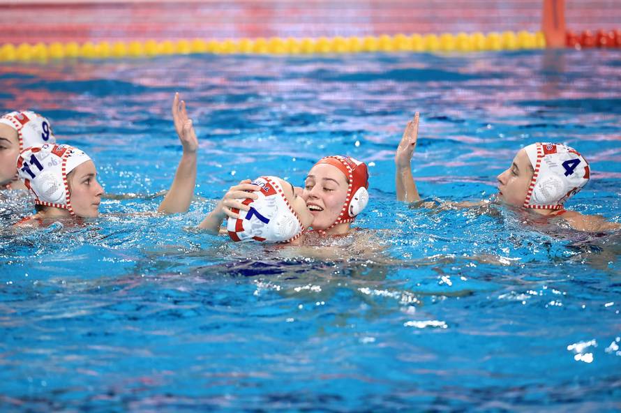 'Barakudice' ispisuju povijest: Idu u školu i na fakultet, rade u banci i sanjaju frizerski salon