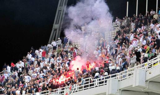 Torcida je prije utakmice policiju gađala bengalkama