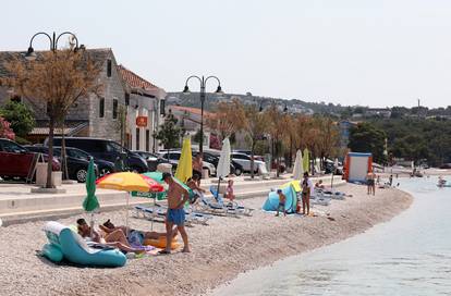 Primošten: Plaže su krcate, svi se žele malo osvježiti u moru