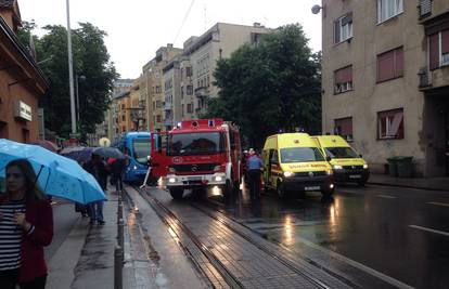 Tramvaj naletio na pješakinju: Tramvajski promet u zastoju