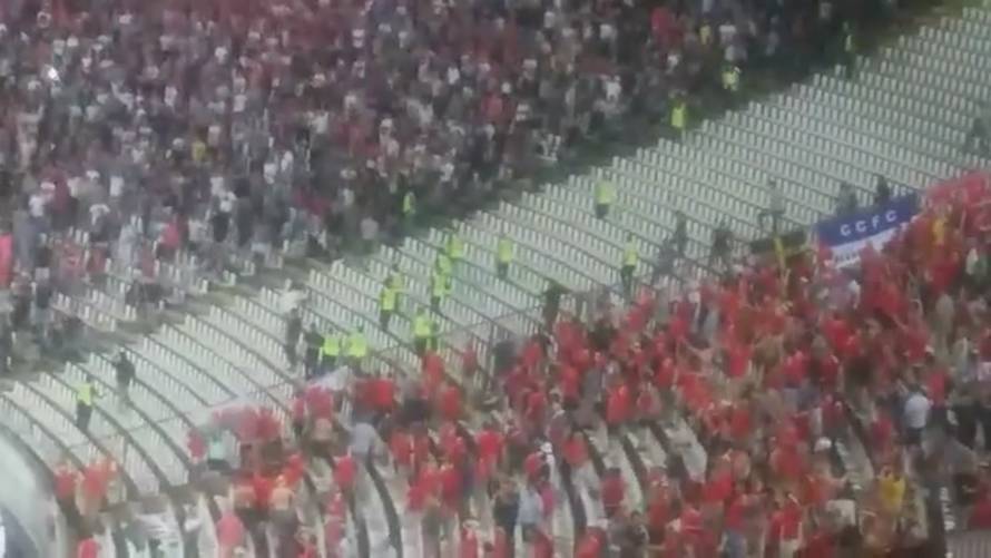 Neredi u Beogradu: Srbi napali Velšane i poskidali im zastave