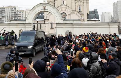 Red do groba Navaljnog dug je nekoliko stotina metara