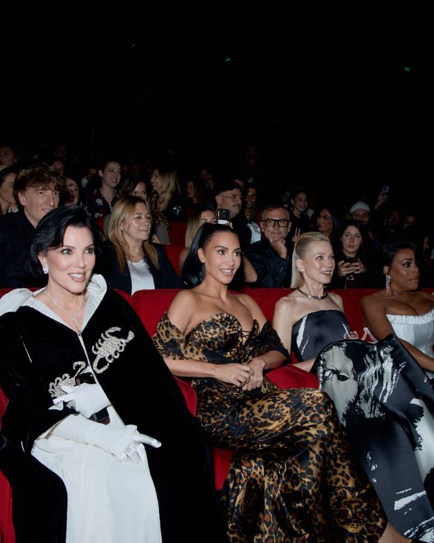FOTO Kim jedva ugurala grudi u seksi haljinu za premijeru serije