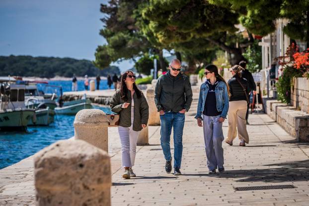 Sunčan dan na Hvaru 