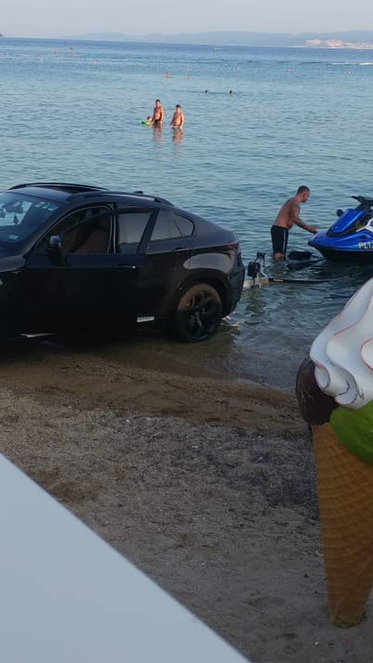 Djeco maknite se brzo s plaže: Idemo ja i moj jet-ski na vožnju