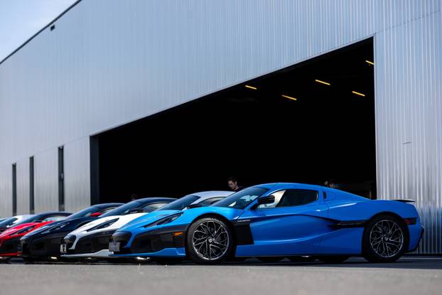Rimac Nevere parkirane ispred Rimac kampusa u Kerestincu povodom Trilblazers Toura