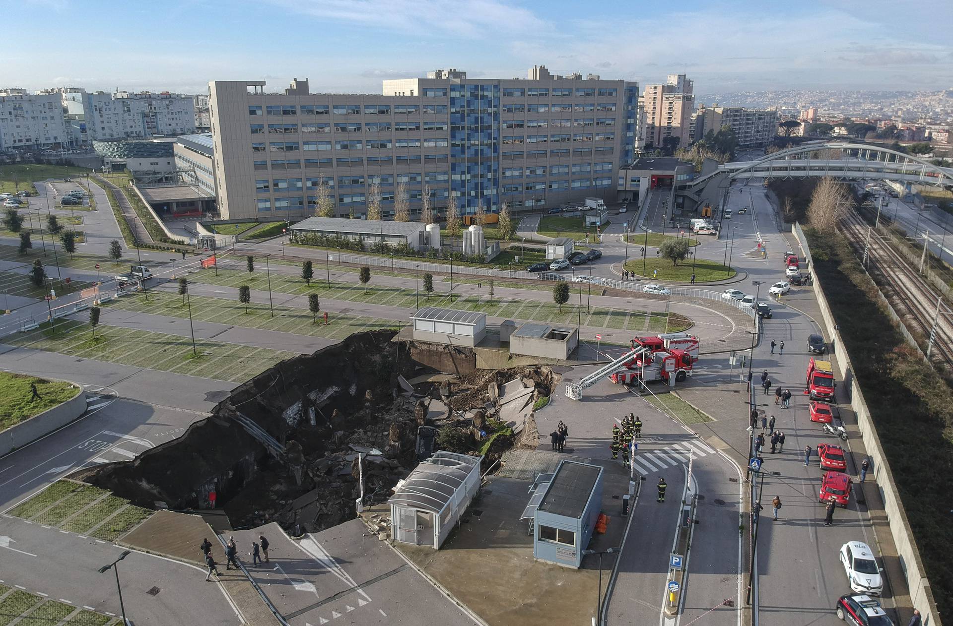 Naples, a huge chasm this morning in the parking area of the Ospedale del Mare in Ponticelli, the Covid residence was evacuated.