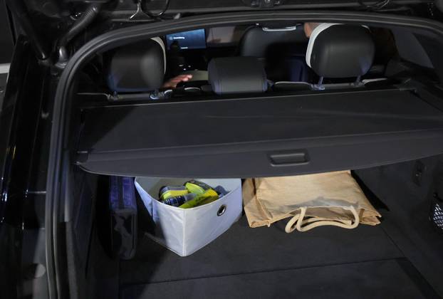 Inspektori ispred kuće Andrije Mikulića detaljno pretražili njegov automobil