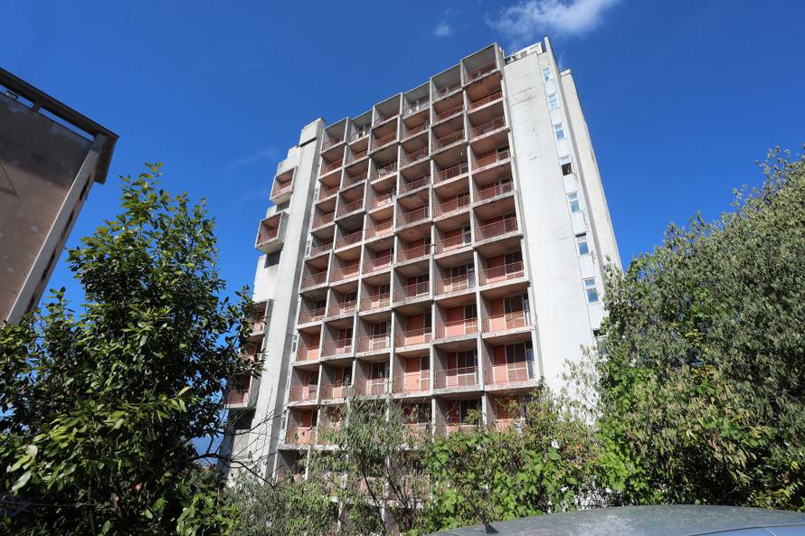 Rijeka: Nekadašnji neboder HŽ-a, koji sada pripada Sveučilištu, iz dana u dan propada