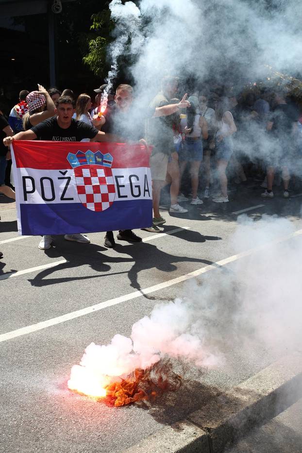 Zagreb: Zapaljene baklje u fan zoni na Bundeku uoči Thompsonovog koncerta 