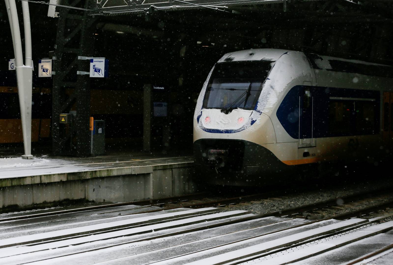 Trains halt amid heavy snowfall in Amsterdam