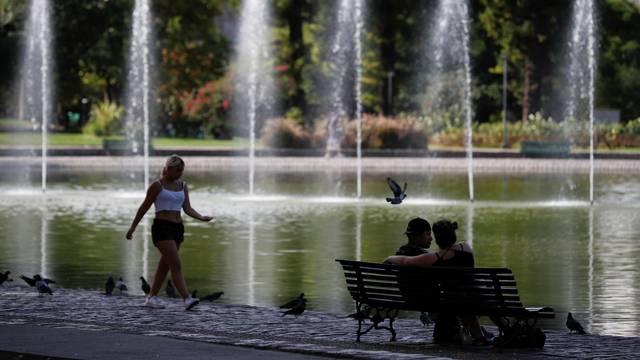 Buenos Aires melts in record-setting late-summer heat wave