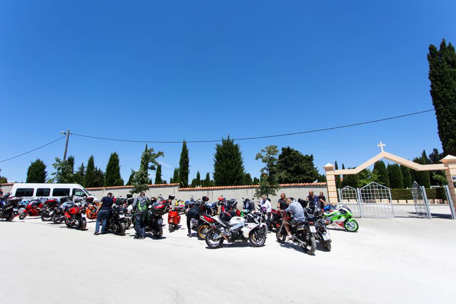 Motoristi ispratili prijatelja koji je poginuo na motoru u Murvici