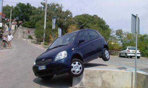 Kako mu je samo uspjelo: Toyotu parkirao na zidić