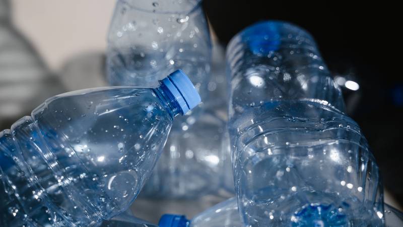 Francoska analiza ugotovila več mikroplastike v pijačah v steklenih steklenicah kot v plastičnih