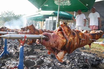 FOTO Evo kako su se pripremali za Veliku Gospu u Stenjevcu